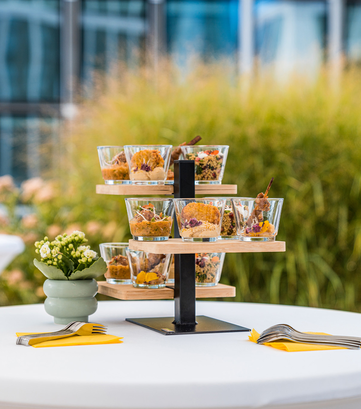 Mehrstöckiges Fingerfood-Gläserbuffet im Außenbereich