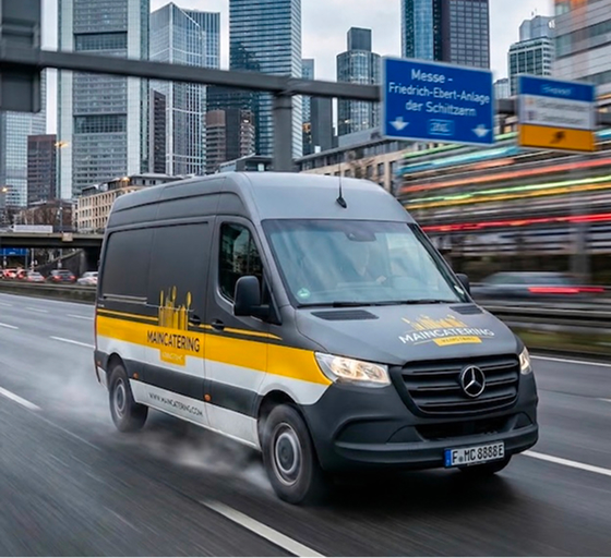 Catering-Lieferfahrzeug unterwegs zum Veranstaltungsort
