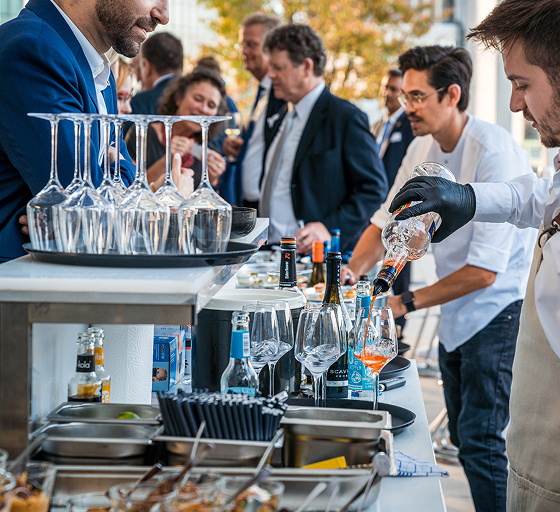Barkeeper serviert Getränke auf einem Catering-Event